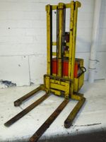  Electric Straddle Lift
