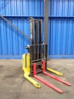 Hyster Electric Walk Behind Straddle Lift