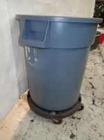 Brute Garbage Can W Caster Base