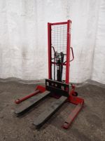 Dayton Hydraulic Straddle Lift