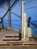 Crown Crown 20mt Straddle Lift