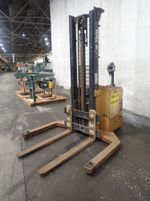 Yale Electric Straddle Lift