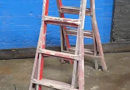 8 STEPS / 300 LBS LADDER