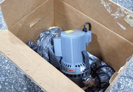 LEYBOLD .4 KW VACUUM PUMP  -  SC15D