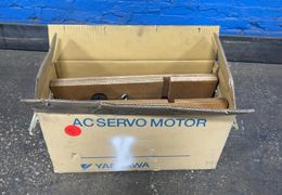 YASKAWA ELECTRIC 7500 W AC SERVO MOTOR   -  SGMG-75A2AB