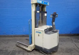 CROWN 3000 LBS ELECTRIC STRADDLE LIFT  -  30WTT-S