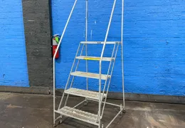 GARLIN 250 LBS / 5 STEPS PORTABLE STAIRS