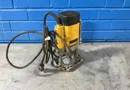 DEWALT ELECTRIC PLUNGE CUT ROUTER  -  DW615