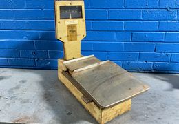 WEILER SCALE COMPANY 2.5 KG OVER UNDER SCALE  -  8801