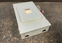 SQUARE D 200 A / 250 V HEAVY DUTY FUSIBLE SAFETY SWITCH  -  H324N