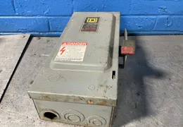 SQUARE D 30 A / 600 V HEAVY DUTY FUSIBLE SAFETY SWITCH