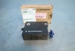 SCHMERSAL SAFETY INTERLOCK SWITCH  -  AZM300Z-I2-ST-SD2P