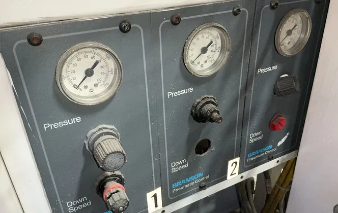 Branson 23” X 32” 2 Head Ultrasonic Welder