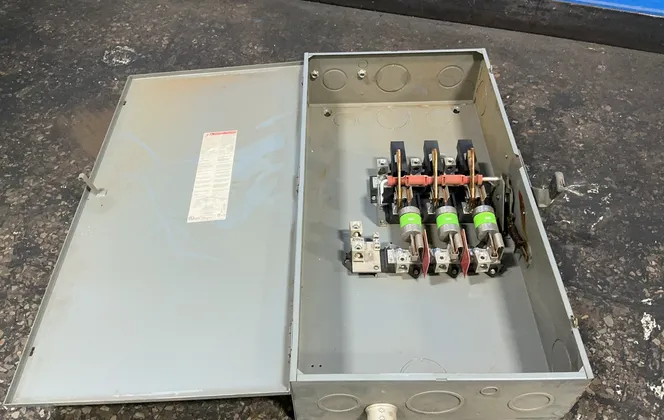 Square D 400 A / 240 V General Duty Fusible Safety Switch - D325n