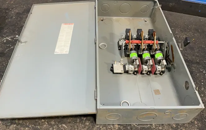 Square D 400 A / 240 V General Duty Fusible Safety Switch - D325n