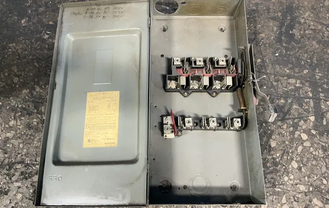 Square D 200 A / 240 V General Duty Fusible Safety Switch - D324n