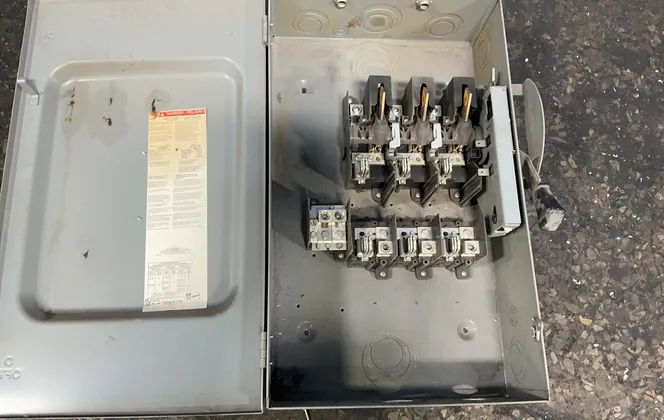 Square D 200 A / 240 V General Duty Fusible Safety Switch - D324n