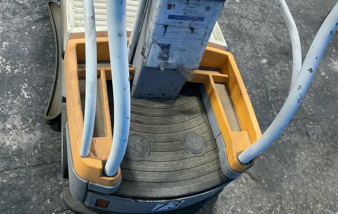 Crown 300 Lbs Wave Work Assist Vehicle Lift - Wav50-118